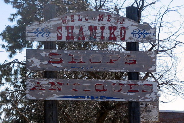 An old “Welcome“ sign in Shaniko. By Tedder CC BY 3.0