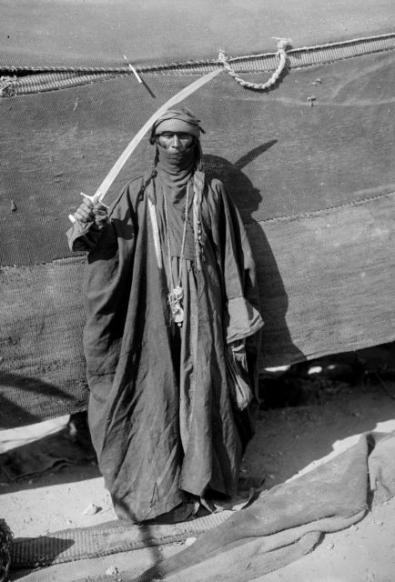 bedouin-man-with-a-sword