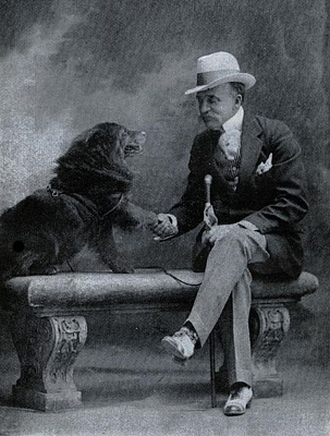 berry-wall-in-paris-in-the-1920s-with-his-chow-chow-chi-chi Photo Credit