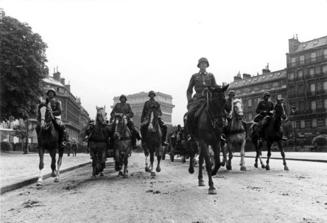 German troops marching through Paris, June 1940. Source: By Bundesarchiv, Bild 101I-126-0350-26A / Fremke, Heinz / CC-BY-SA 3.0, CC BY-SA 3.0 de, https://commons.wikimedia.org/w/index.php?curid=5408844