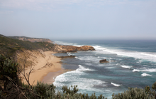 Cheviot Beach, where Holt disappeared while swimming. By Robyn Cox - https://www.flickr.com/photos/rcoxxie/12973630945, CC BY-SA 2.0, https://commons.wikimedia.org/w/index.php?curid=43908123