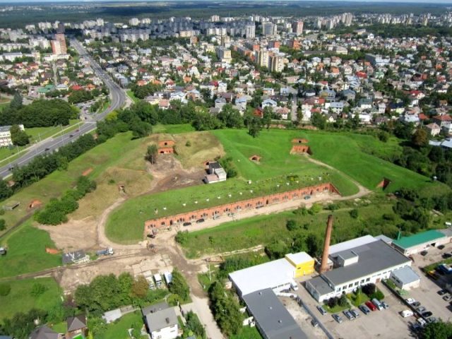  More details Aerial view of the fort in 2011 Source:By aerialmedia.tv team - Kaunas fortress VII fort museum, CC BY-SA 3.0, https://commons.wikimedia.org/w/index.php?curid=27737956