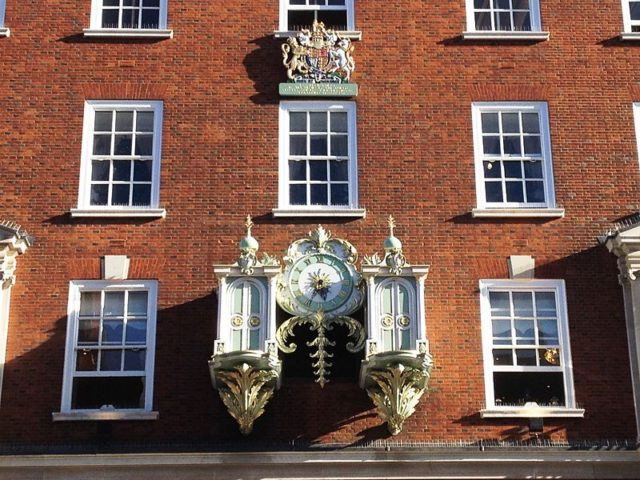  More details Fortnum & Mason's automaton clock on the main facade, Picadilly Circus. Source:By Gryffindor - Own work, CC BY-SA 4.0, https://commons.wikimedia.org/w/index.php?curid=35274745