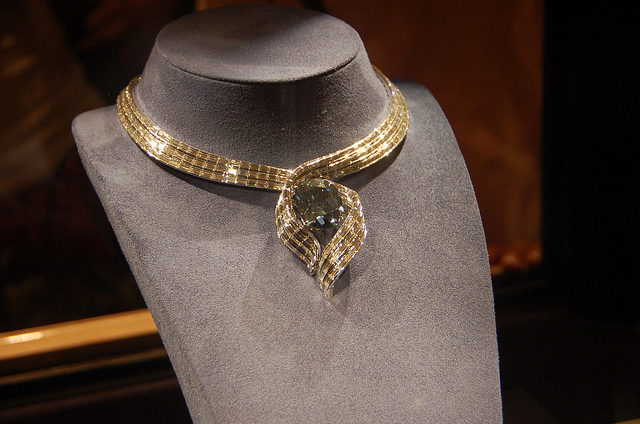 Hope Diamond in the Embracing Hope setting. Author: Britt Reints CC BY 2.0