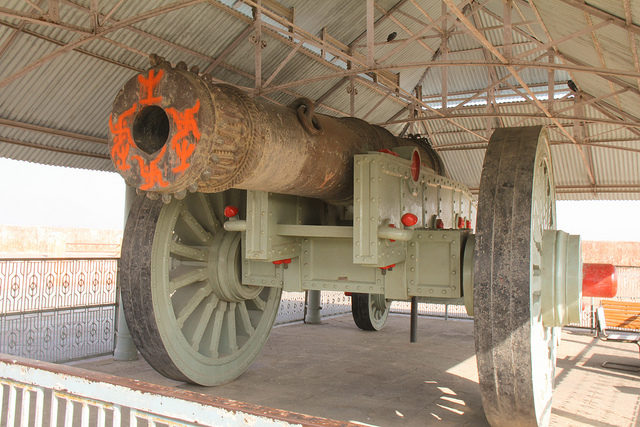 Jaivana rests on a high two-weeled carriage. Image by- Piyush Kumar.Flickr. CC BY 2.0