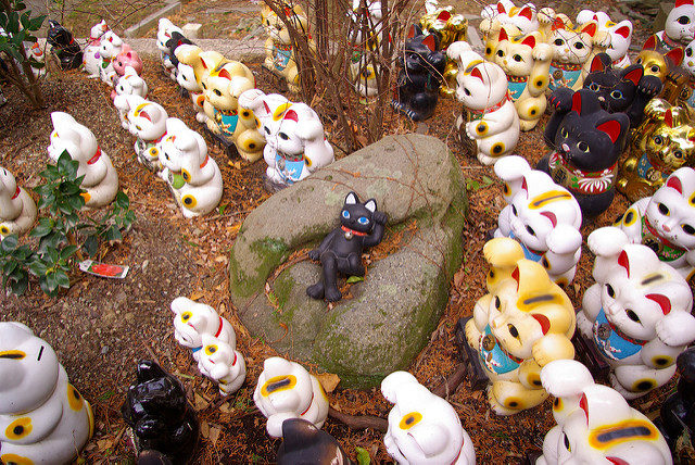 maneki-neko-is-sometimes-also-called-the-welcoming-cat-lucky-cat-money-cat-photo-credit