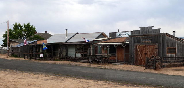 Old West style buildings line the alley between E and F Streets. By Ian Poellet CC BY-SA 4.0