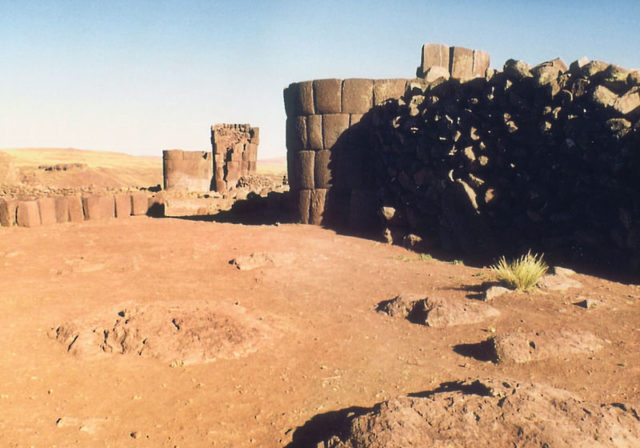 Sillustani, tomb towers (chulpas) of the Colla culture (13th - 15th century). By Das Nili CC BY-SA 3.0