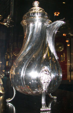 Silver Chocolate pot, France, 1779. Victoria and Albert Museum, London. By The Victoria and Albert Museum, CC BY-SA 3.0, https://commons.wikimedia.org/w/index.php?curid=17019170