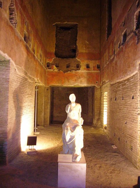 statue-of-a-muse-in-the-newly-reopened-domus-aurea By Howard Hudson - Taken from en wiki : Da statue hh.jpg, CC BY 2.5, https://commons.wikimedia.org/w/index.php?curid=2485957