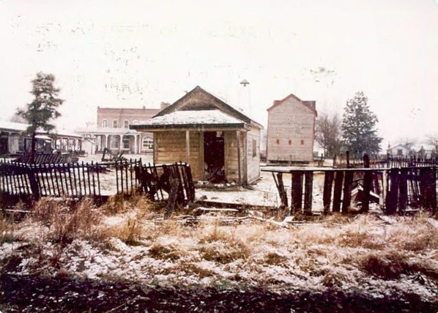 The historic cabin (built ca. 1900), located on the block bounded by E, 4th, F, and 5th Streets. Wikipedia Public Domain