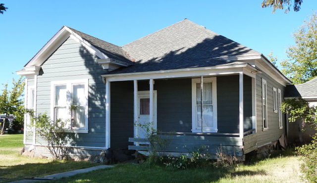 The house fronting U.S. 97 at tax lot 2400. By Ian Poellet CC BY-SA 4.0