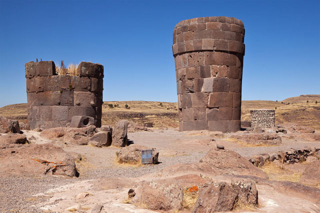 The ruins at Sillustani are most strikingly comprised of circular towers. By Unukorno CC BY 3.0