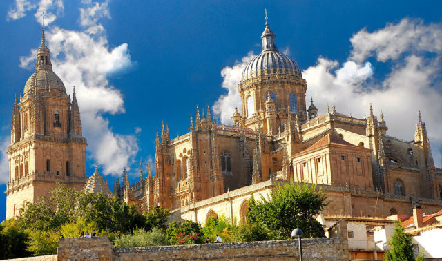 Tower and dome of the New Cathedral. By Jentges Wikimedia Commons