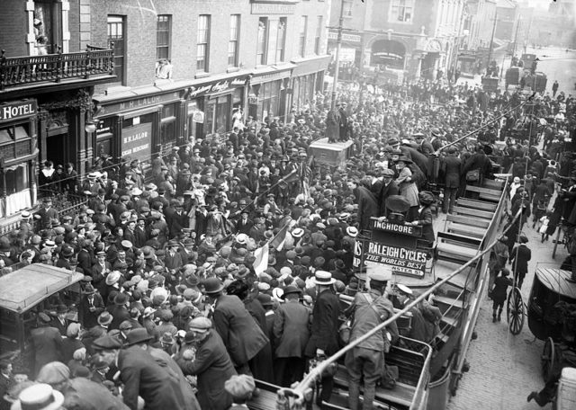 Crowds in Dublin waiting to welcome republican prisoners released in 1917. By National Library of Ireland on The Commons - http://www.flickr.com/photos/nlireland/8505718647/, No restrictions, https://commons.wikimedia.org/w/index.php?curid=32386695
