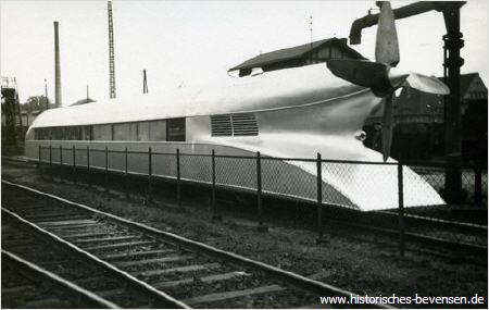 The engine(s) drove a propshaft which poked out through the rear of the train at an angle of 7 degrees, onto this shaft was fitted a massive propeller. Orignially it was a four-blader, later it used a two-bladed propeller. Photo Credit
