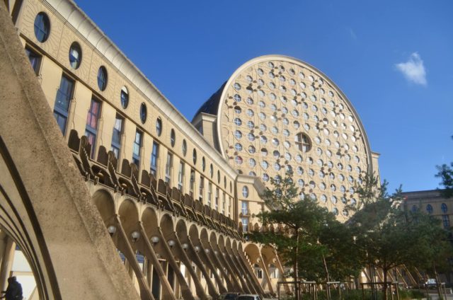 The housing complex is organized around the place-Pablo Picasso, octagonal. Two axes, north-south and east-west traverse. The perimeter of the square is fully built, except for its south side. The two characteristic elements of the set are two cylindrical buildings (nicknamed the "pie" by the locals), placed above the west and east sides of the square. It was built by the French architect Émile Aillaud in 1985