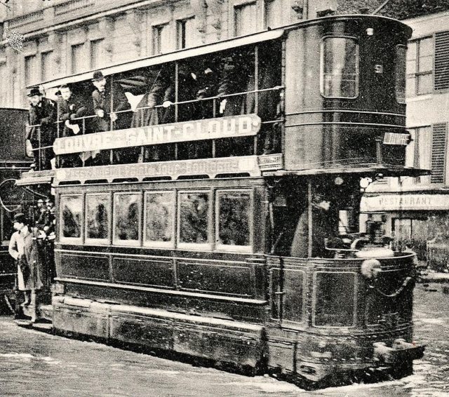 Mekarski tram in Paris during 1910 flooding, the top of the hot water tank and the regulator can be seen in front of the car; the 9 air tanks are below the tram.