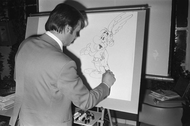 Albert Uderzo drawing Astérix, in 1971. Photo credit
