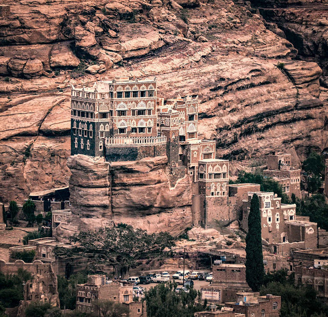 Around the palace there are five ruined watch towers. Photo Credit