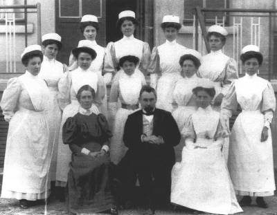 Edith Cavell and probationers at the Brussels Nursing School, Belgium. Photo Credit