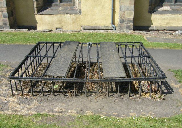 Mortsafe in Greyfriars Kirkyard, Edinburgh, Scotland. Photo by Kim Traynor CC BY-SA 3.0