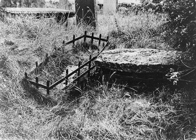 Mortsafes at Kinnernie graveyard, Aberdeenshire.. Photo by Wellcome Images CC BY SA 4.0