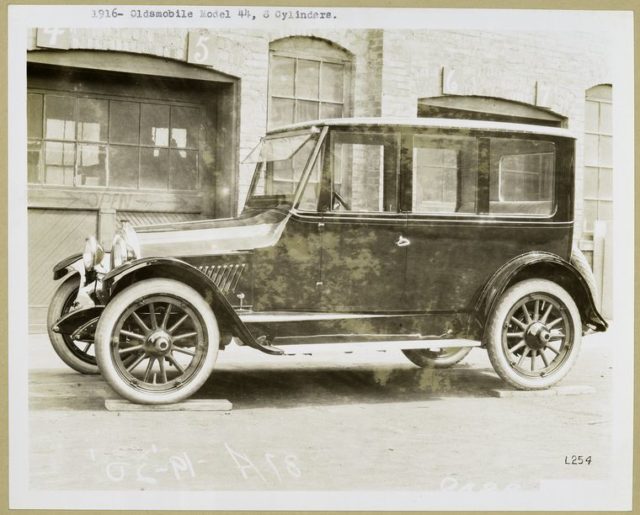 1916 – Oldsmobile – Model 44, 6 cylinders.
