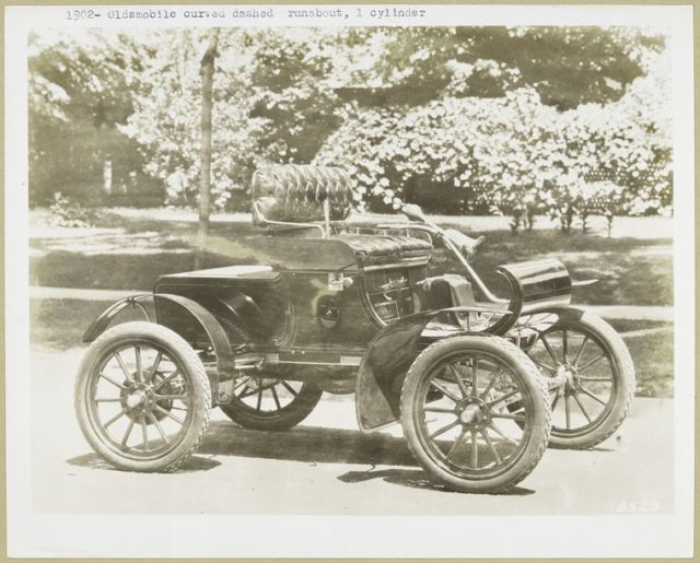 1902 – Oldsmobile, curved dashed runabout, 1 cylinder.