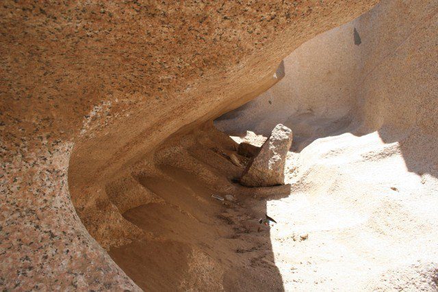 In the pit of a smaller unfinished obelisk we can see the marks left by whatever tools were used to shape it. Diorite balls would be very ineffective at trying to achieve this, as they would tend to wear almost as fast as the granite surface. 