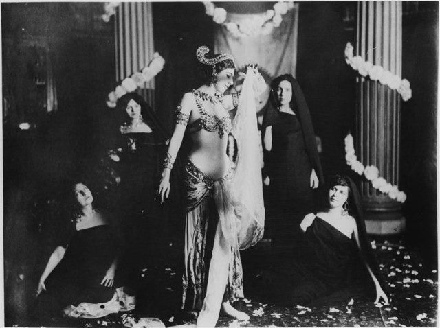 Performing in 1905.