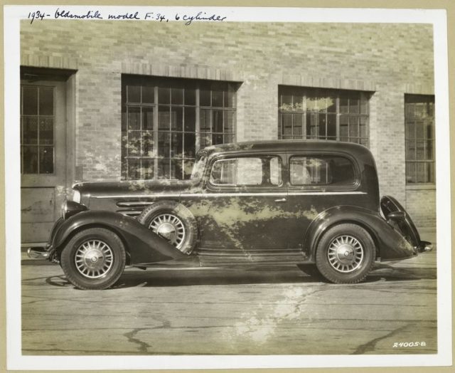 1934 – Oldsmobile – Model F-34, 6 cylinder.
