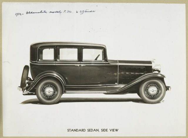 1932 – Oldsmobile – Model F-32, 6 cylinder.