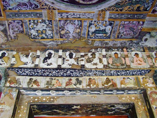 ajanta_cave_17_frescoes_above_a_lintel