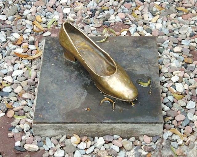 Cinderella Shoe at the castle ruin in Polle. Photo credit