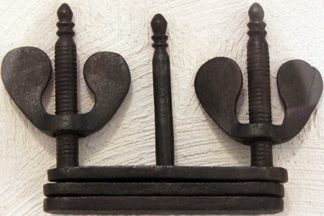 Thumb screw 17, Century. Photo Credit