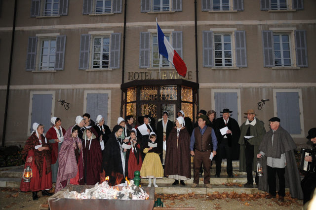 The Yule log celebration for Christmas 2011 in Beaumes-de-Venise. Photo credit
