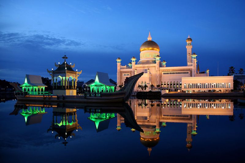 Sultan Omar Ali Saifuddin Mosque at night. Photo Credit
