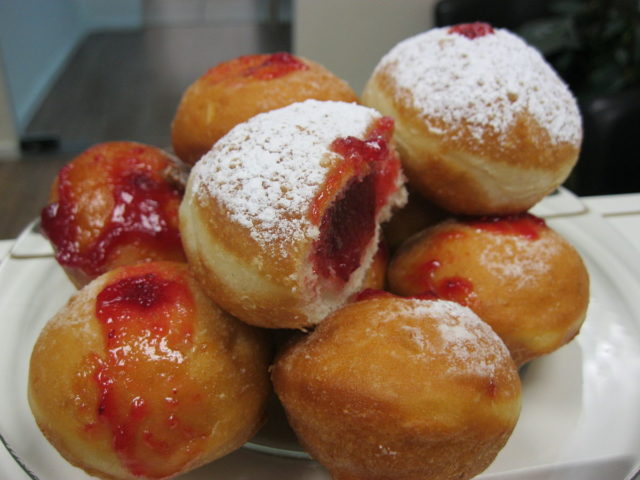 1200px-classic_hanukkah_sufganiyot