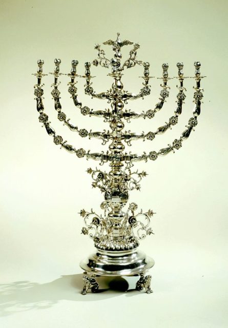 627px-hanukkah_lamp_-_lemberg_f_5119