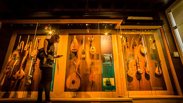 640px-lutes_and_fiddles_-_mim_brussels_2015-05-30_07-07-44_by_chibicode