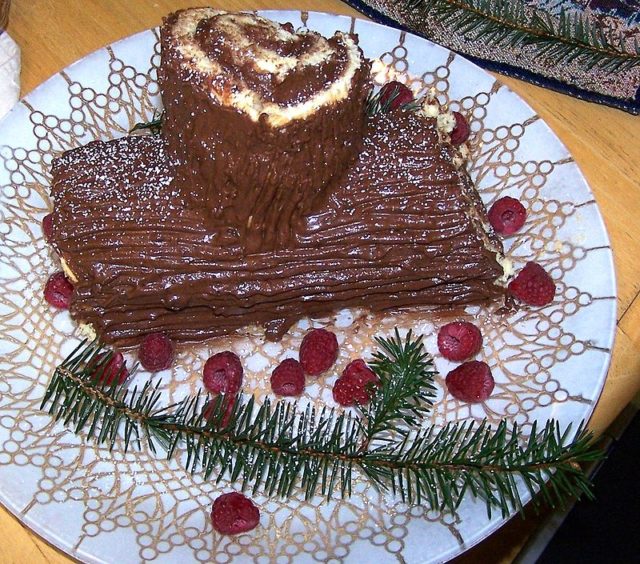 A trunk of Christmas candy derived from the Yule log tradition