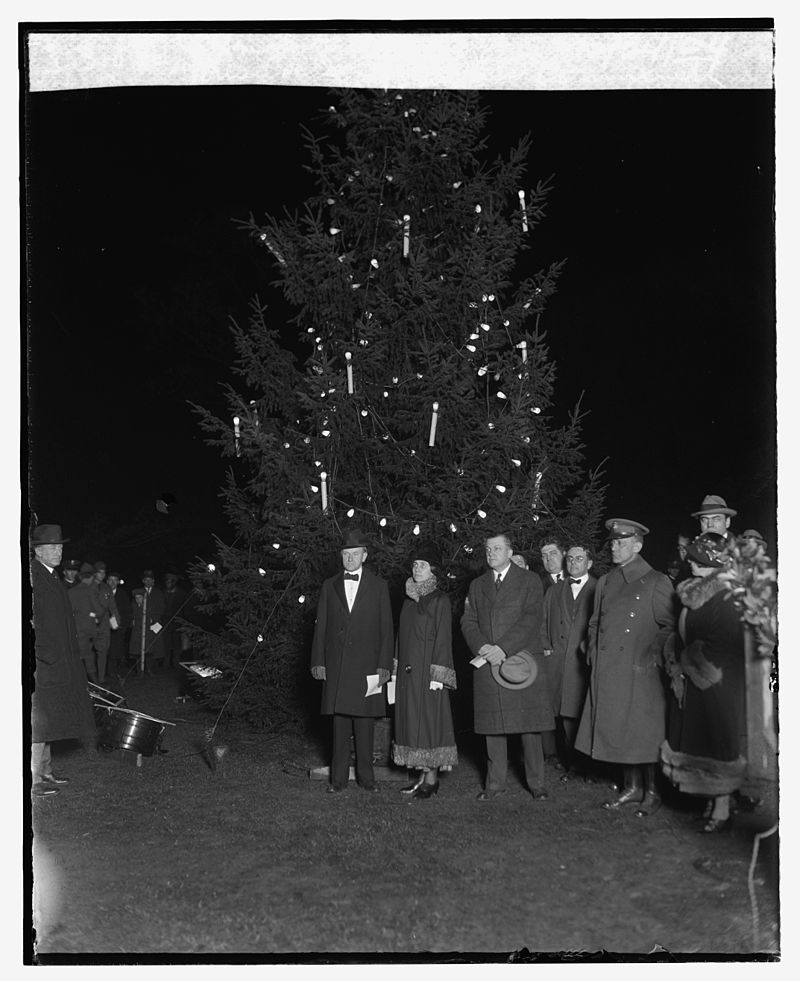 President Coolidge lights the 1924 tree