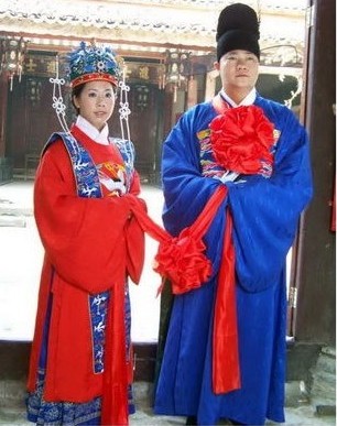 Bride wearing fengguan for wedding. Photo Credit