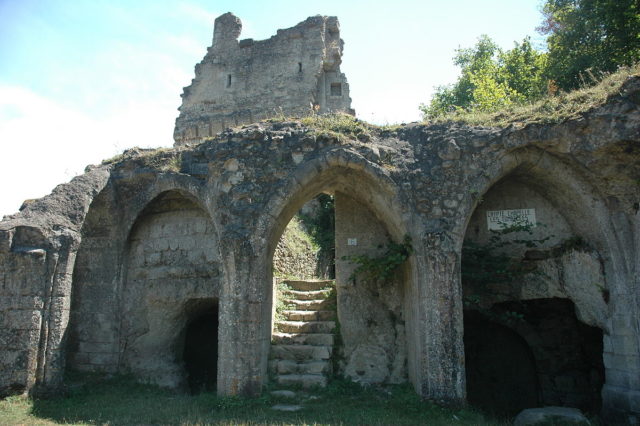 During the early Middle Ages, the castle promontory was occupied by a cemetery, of which several ditches cut in the rock have been found. Photo Credit