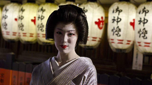UP-DO JAPANESE GEISHA STYLE W/ SHORT WISPY FRONT & CURLED BUN GIBSON COSTUME WIG