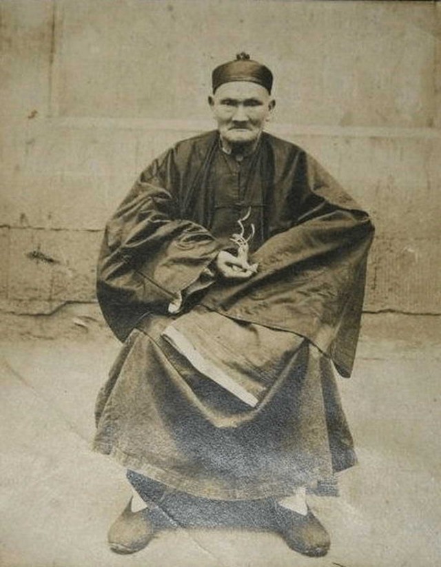 Li Ching-Yuen at the residence of National Revolutionary Army General Yang Sen in Wanxian, Sichuan in 1927