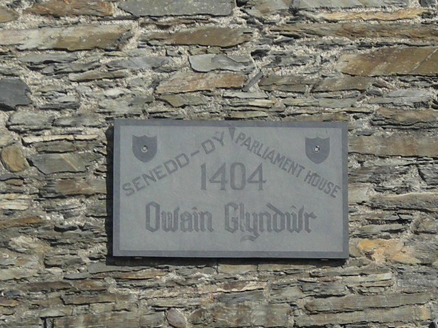 A plaque at Machynlleth commemorates Owain Glyndŵr's 1404 parliament. Photo credit
