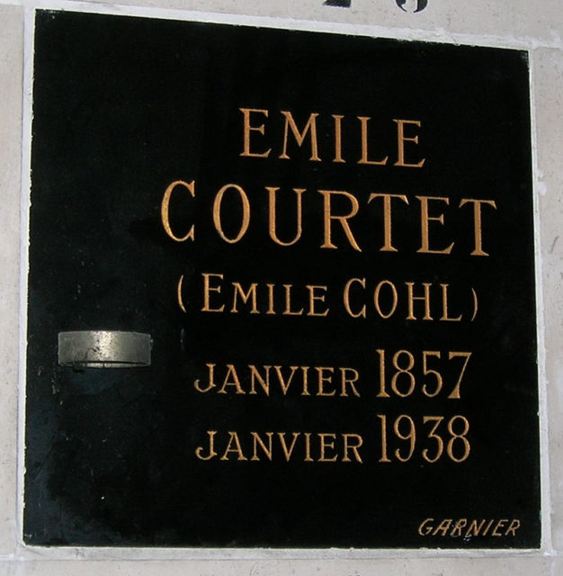 The commemorative plaque of Émile Cohl in the columbarium of the Père-Lachaise Cemetery.