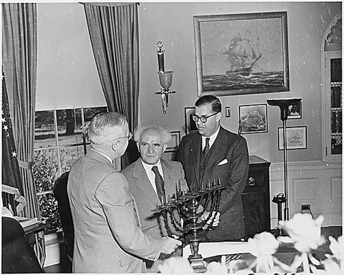 truman_receives_menorah